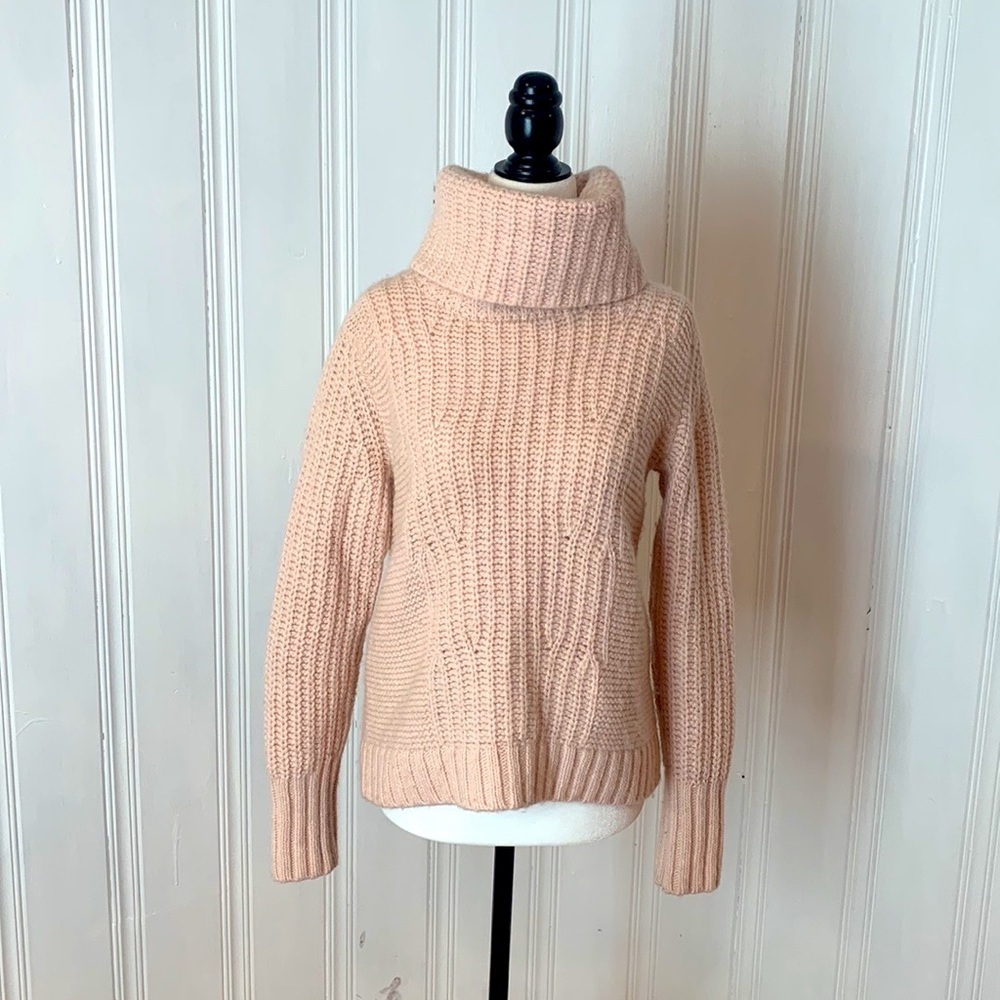 BANANA REPUBLIC Soft & cozy baby pink turtleneck sweater